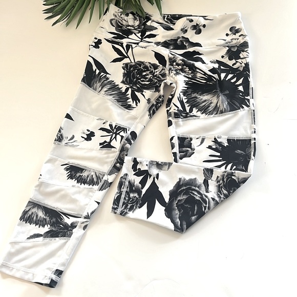 Lululemon women’s black and white floral cropped mesh yoga pants size 6 - Picture 9 of 11